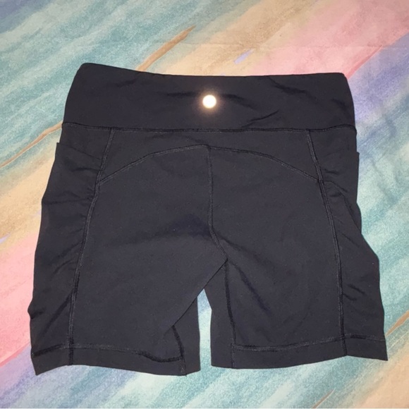 Lululemon women’s shorts size 8 black train shorts - Picture 2 of 4